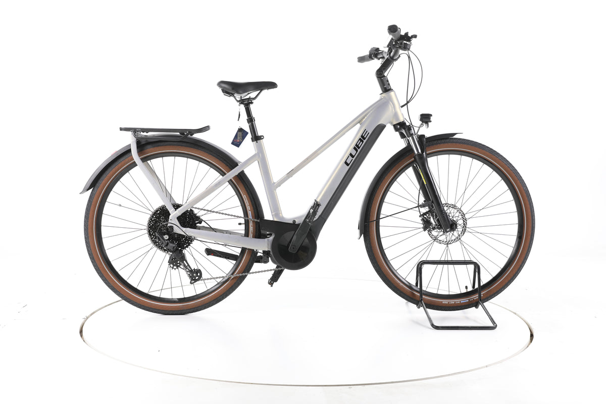 Cube Touring Hybrid Pro 625 Trekking E-Bike - Image 1